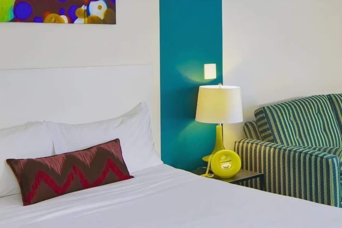 Premium bedding, desk, blackout drapes, WiFi (free)