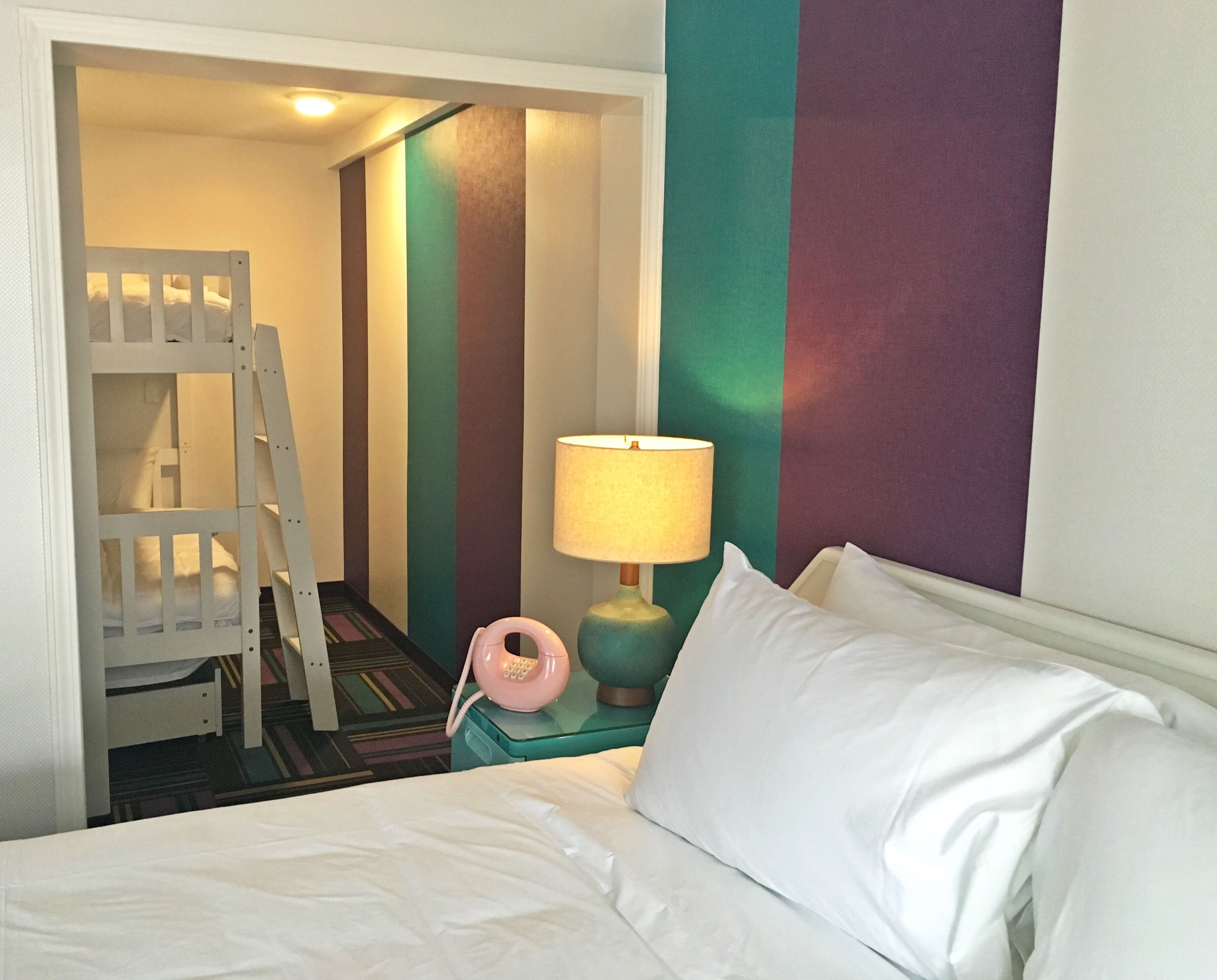 เครื่องนอนระดับพรีเมียม, โต๊ะทำงาน, ผ้าม่านกันแสง, Wi-Fi ฟรี