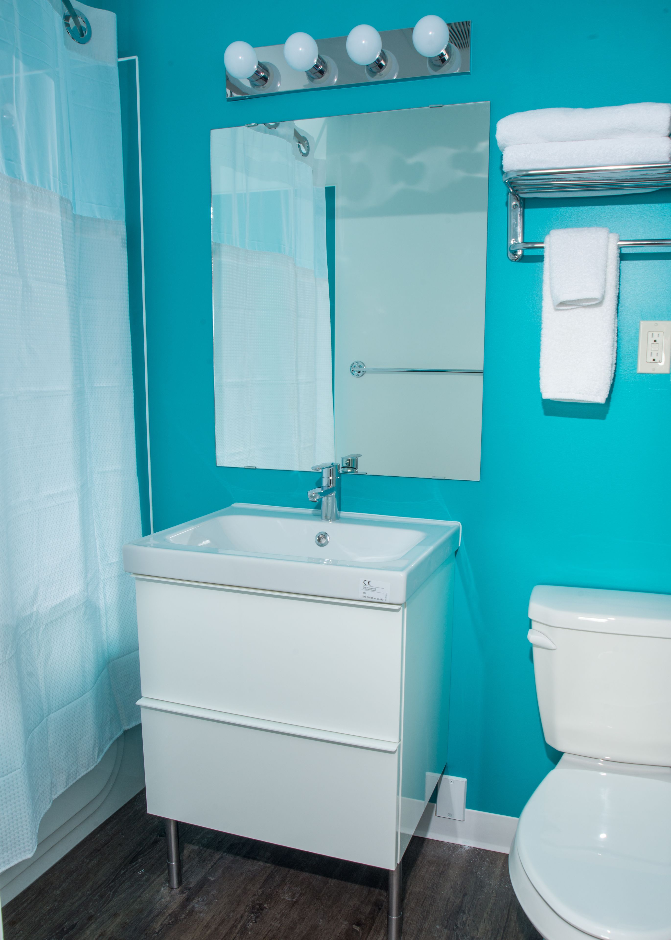 combined shower/bathtub, free toiletries, towels