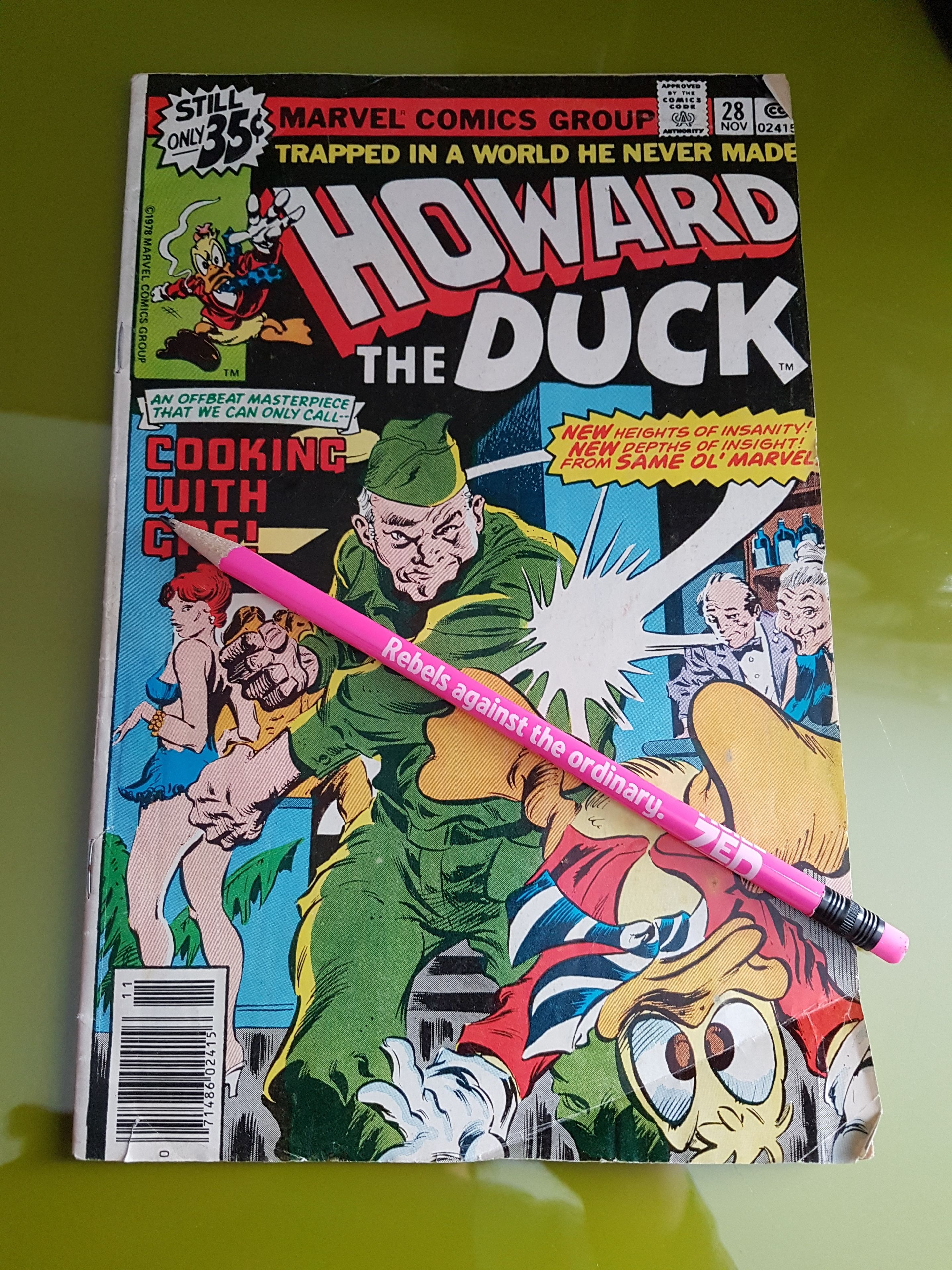 Ett serietidningsomslag med titeln ”Howard the Duck”, och en rosa penna ligger ovanpå.