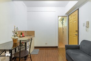 ルーム 1 ベッドルーム | デスク、可動式ベッド、WiFi (無料)、ベッドシーツ