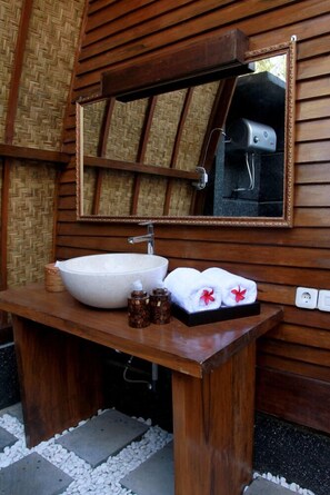 Deluxe Bungalow | Bathroom sink - D Wahana Resort (Gili Trawangan)