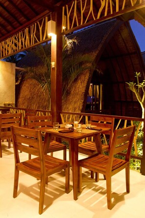 Breakfast, lunch, dinner served; Indonesian cuisine  - D Wahana Resort (Gili Trawangan)