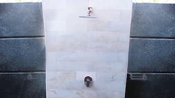 Deluxe Bungalow | Bathroom shower