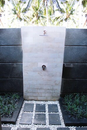 Deluxe Bungalow | Bathroom shower - D Wahana Resort (Gili Trawangan)