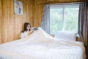 Family Room | Íróasztal, összecsukható ágy/pótágy (felár ellenében) és ingyenes wifi