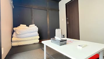 Habitación triple básica | Edredón, wifi gratis y ropa de cama