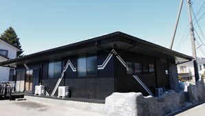 A modern building with a flat roof, large windows, and a concrete base. - Hostel&Information SAMURISE (Fujikawaguchiko)