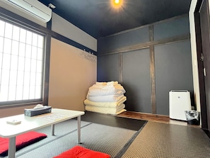 Basic Triple Room | Down comforters, free WiFi, bed sheets - Hostel&Information SAMURISE (Fujikawaguchiko)