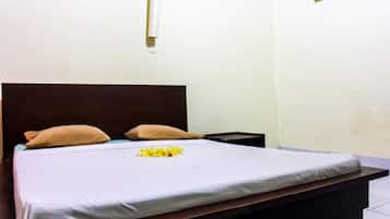 Desk, rollaway beds, free WiFi