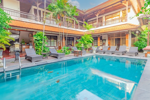 Outdoor pool - Puri Mango Hotel (Denpasar)