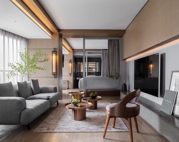 Suite superior (24-Hour Full Stay) | Ropa de cama de alta calidad, edredón y artículos del minibar gratis