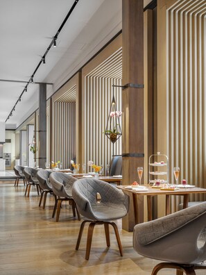 2 か所のレストラン、朝食、ランチ、ディナーに営業 (多国籍料理)