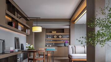 Un intérieur moderne comprenant un coin repas, un canapé et une bibliothèque.