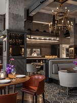 2 restaurantes; se sirve desayuno, almuerzo y cena; cocina internacional