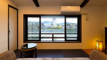 Nhà (Check-in instruction will be Emailed) | Khu phòng khách | TV