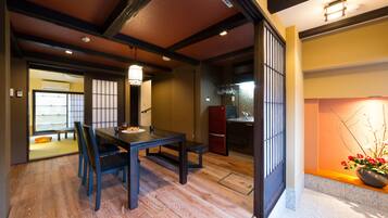 Nhà (Check-in instruction will be Emailed) | Khu vực ăn uống tại phòng