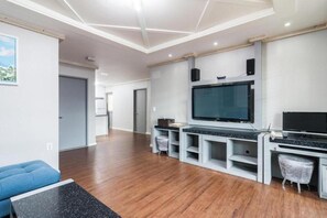 55-inch flat-screen TV with cable channels, TV - Show Hotel (Busan)