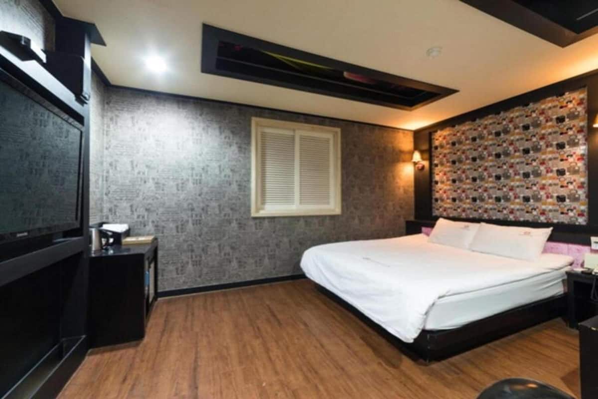 Soundproofing, free WiFi