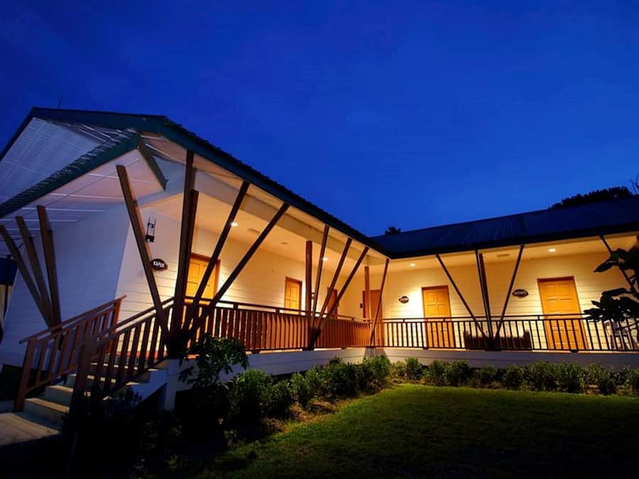 Fachada de la propiedad por la tarde o noche