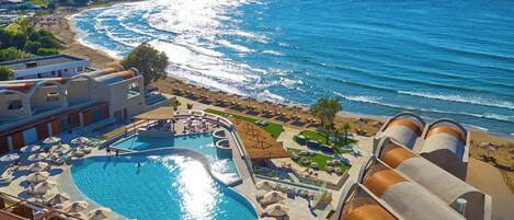 Accommodatie ligt op het strand, ligstoelen, parasols, strandlakens