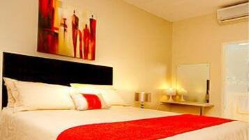 Mini Apartment | Desk, iron/ironing board, free WiFi, bed sheets