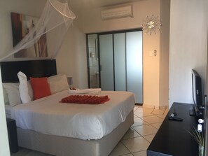 Een bureau, een strijkplank/strijkijzer, gratis wifi, beddengoed