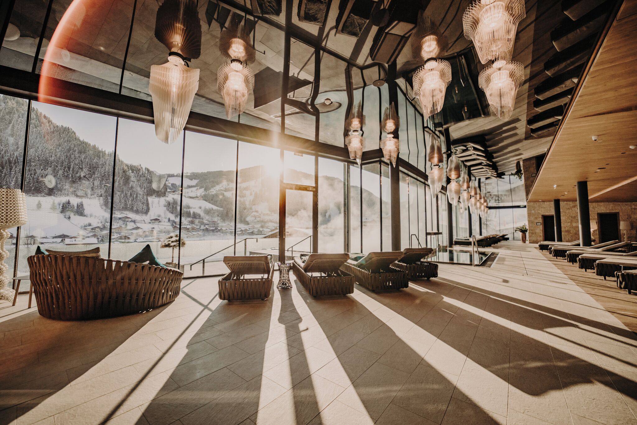 Una piscina cubierta, 2 piscinas al aire libre