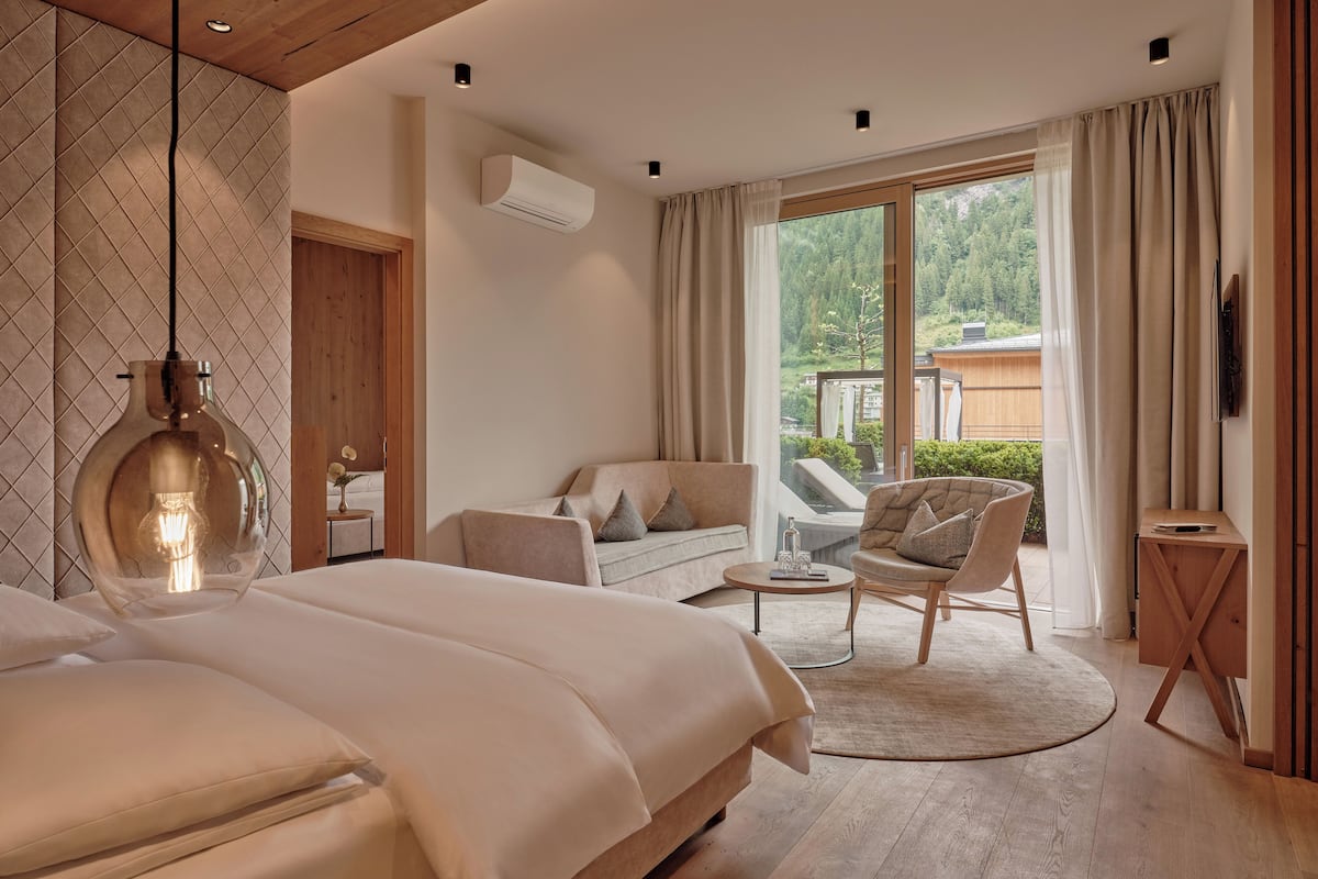 suite deluxe | living area | flat-screen tv, heated floors