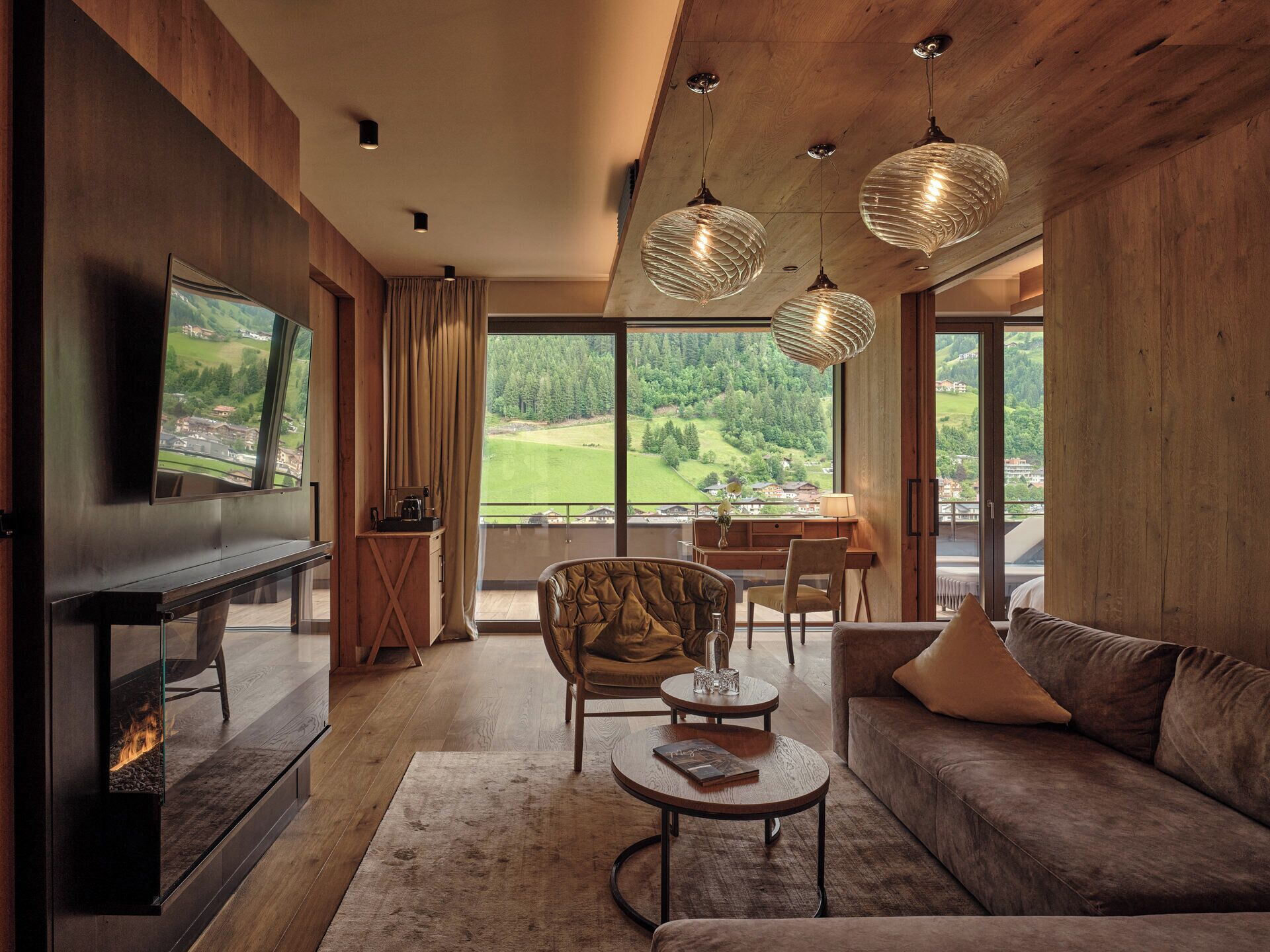 Top Suite Superior | Living area | Flat-screen TV, heated floors