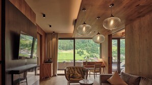 Una sala de estar moderna con chimenea, un sofá, una mesa de centro y un televisor.