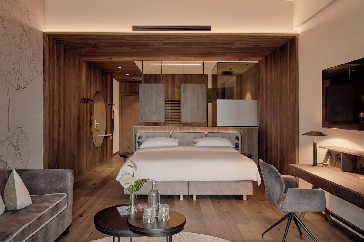 junior suite deluxe 2 | 2 bedrooms, premium bedding, down duvets, memory-foam beds