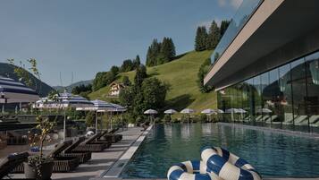 Innenpool, 2 Außenpools, Cabañas (kostenlos), Sonnenschirme