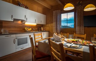 Apartamento superior, 3 habitaciones (Edelweiss) | Cocina privada | Frigorífico grande, microondas, horno y placa de cocina