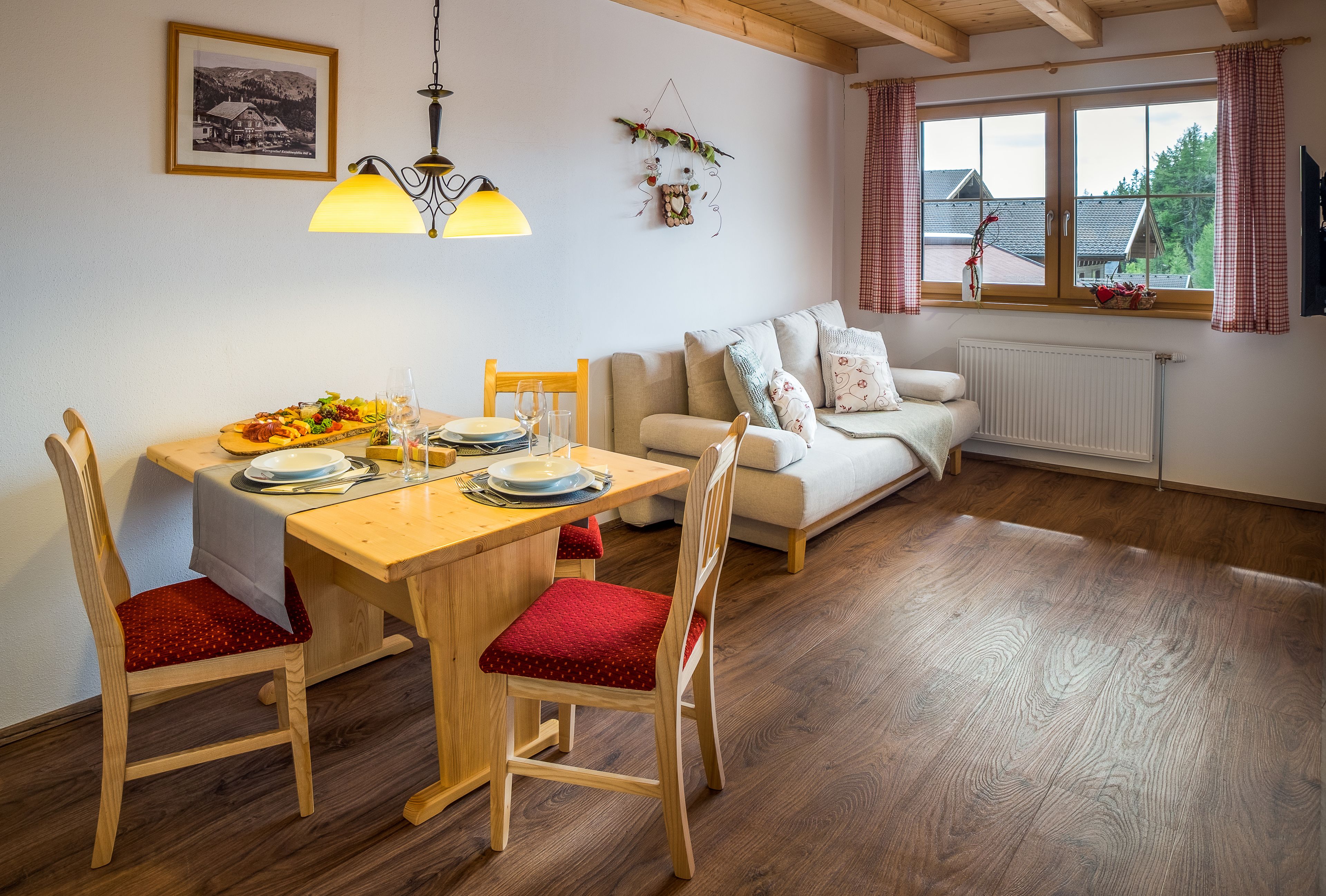 Standard-Apartment (Enzian) | Essbereich im Zimmer