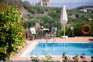 Villa, 2 slaapkamers, privézwembad, uitzicht op zwembad | Buitenzwembad | Een buitenzwembad, parasols voor strand/zwembad