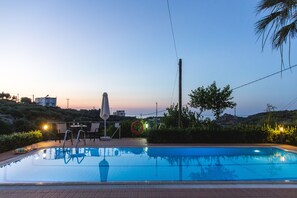 Villa, 2 slaapkamers, privézwembad, uitzicht op zwembad | Uitzicht op strand/zee