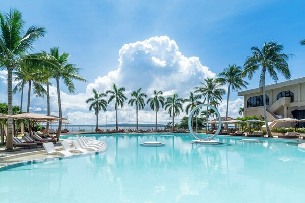 حمّام سباحة خارجي، كبائن (بتكلفة إضافية)، مظلات على حمّام السباحة