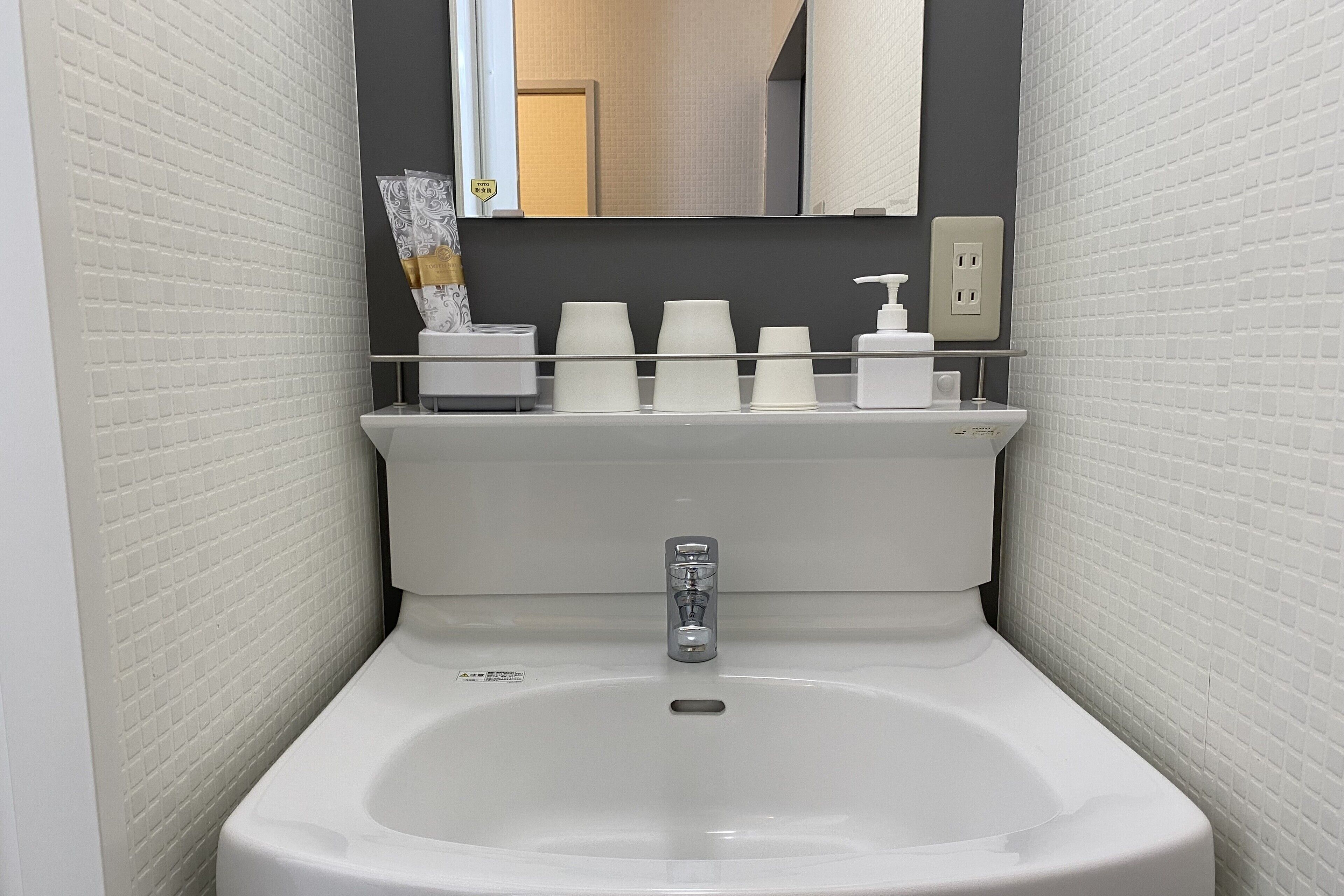 Douche, articles de toilette gratuits, sèche-cheveux, chaussons