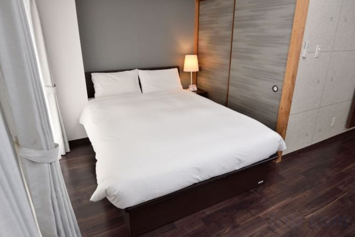 1 habitación, edredón, escritorio y espacio para trabajar con laptop