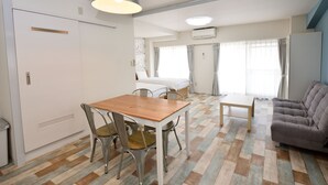 Um espaço compacto com área de refeições, sofá e cozinha compacta.