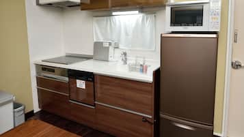 Appart'hôtel Standard (Modern Japanese) | Cuisine privée | Grand réfrigérateur, micro-ondes, four, plaque de cuisson