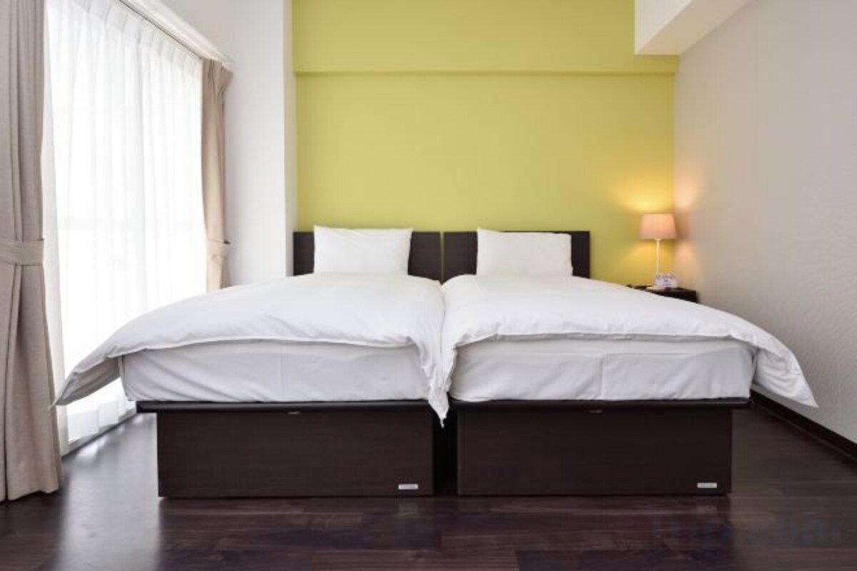 1 habitación, edredón, escritorio y espacio para trabajar con laptop