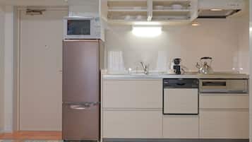 Full-sized fridge, microwave, oven, stovetop