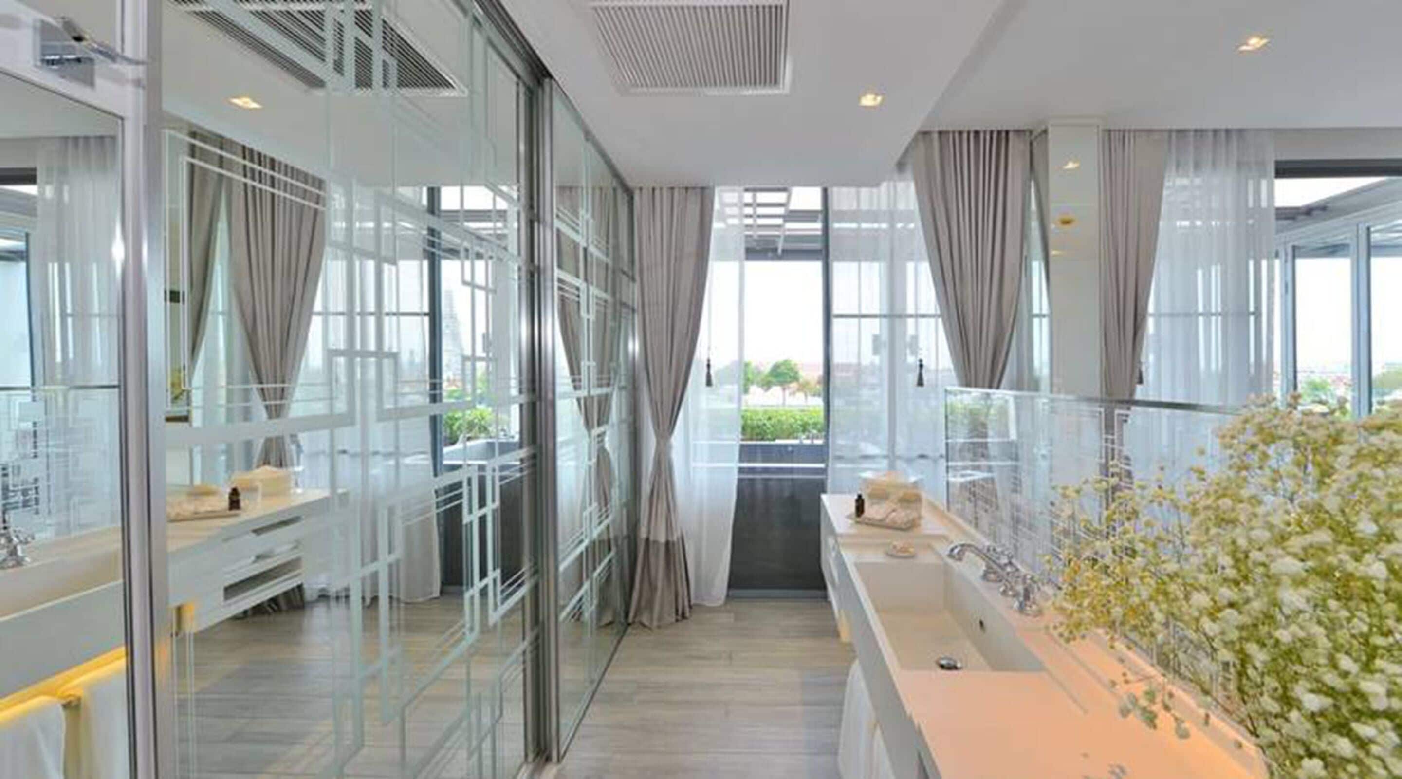 riva arun grand deluxe jacuzzi | bathroom sink