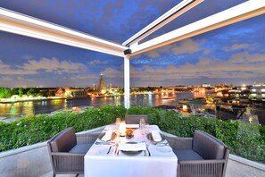 供应早餐、午餐和晚餐，国际美食，室外就餐