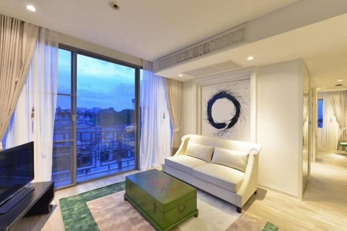Living area | 40-inch TV with cable channels