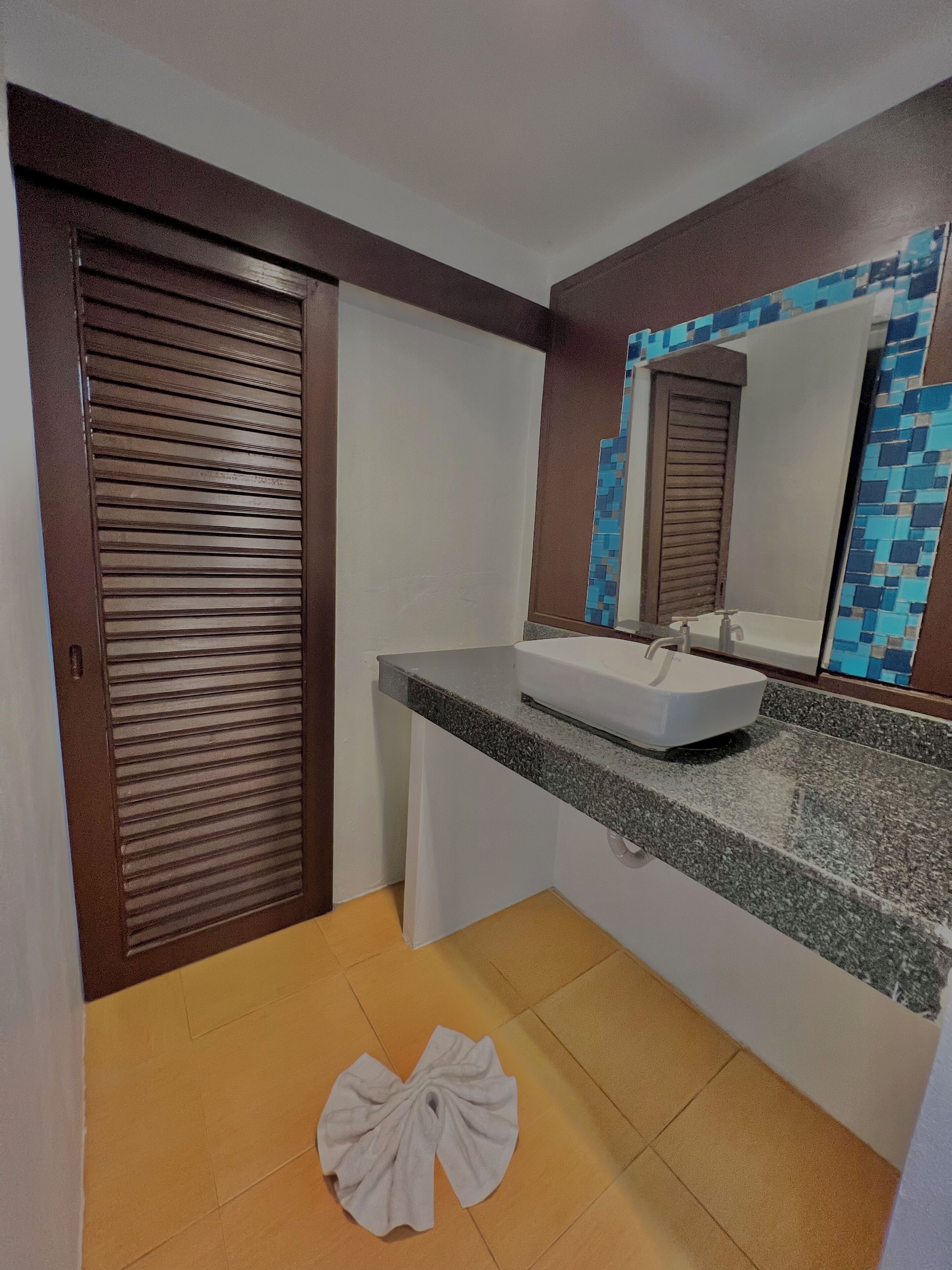 standard resort  | bathroom | shower, free toiletries, hair dryer, towels