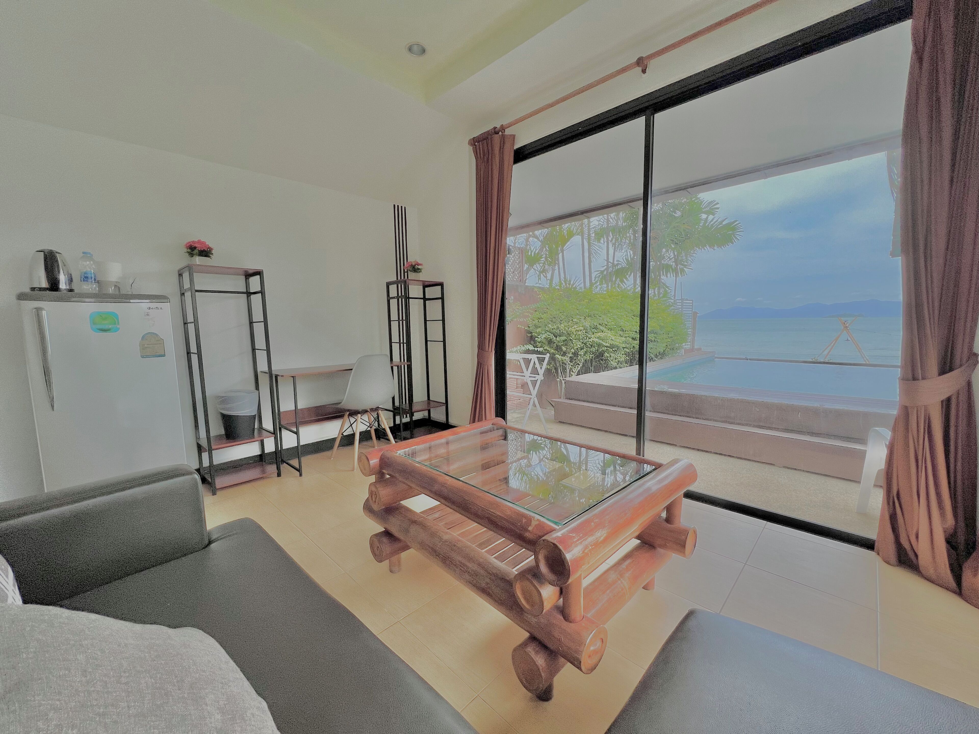 deluxe double room | living area | flat-screen tv