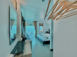 Super Sea View | In-room safe, soundproofing, rollaway beds, free WiFi